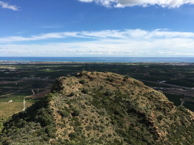 Rocky landscapes and population dispersal: social resistance strategies of Bronze Age communities in response to emerging state societies in the Iberian Peninsula