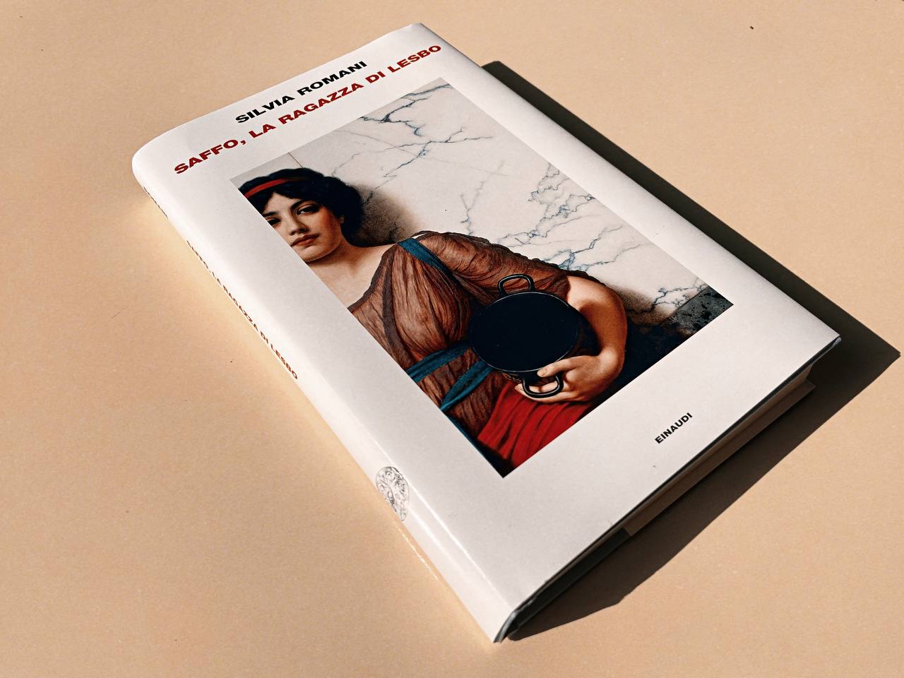 La copertina del libro Saffo, la ragazza di Lesbo, di Silvia Romani