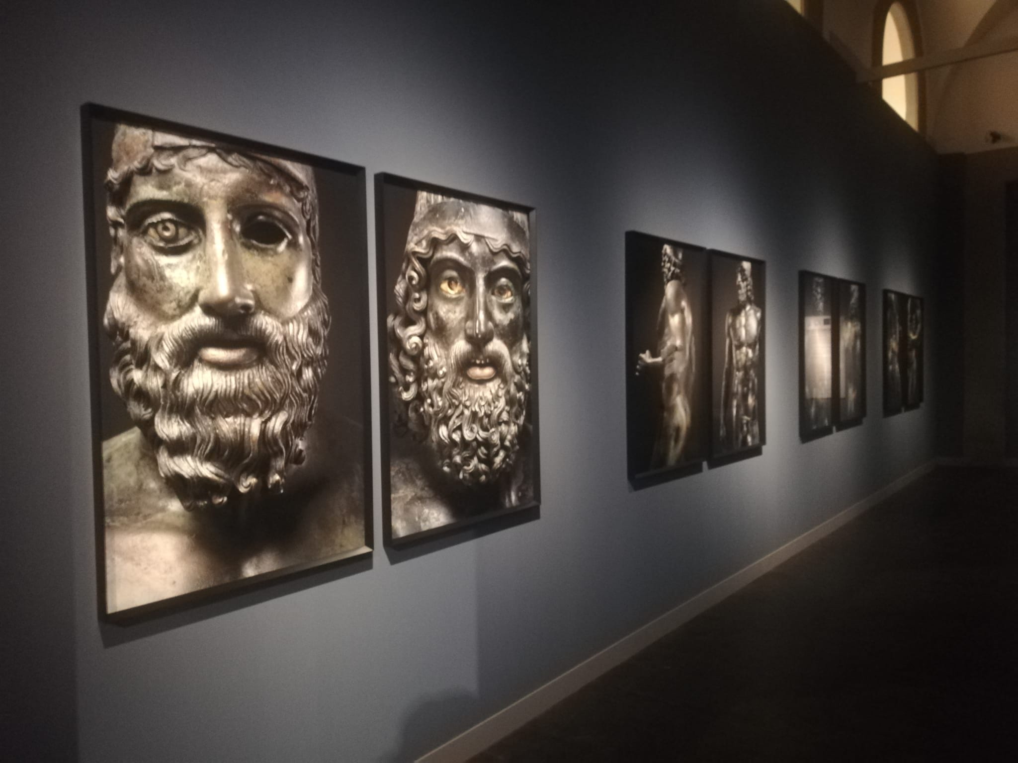 Alla Galleria dell’Accademia di Firenze la mostra I Bronzi di Riace un percorso per immagini