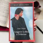 La copertina di Leggere Lolita a Teheran, di Azar Nafisi, pubblicato da Adelphi con traduzione di Roberto Serrai. In copertina, l’attrice Leyla Hatami ritratta da Abbas. ©Abbas/Magnum/Contrasto