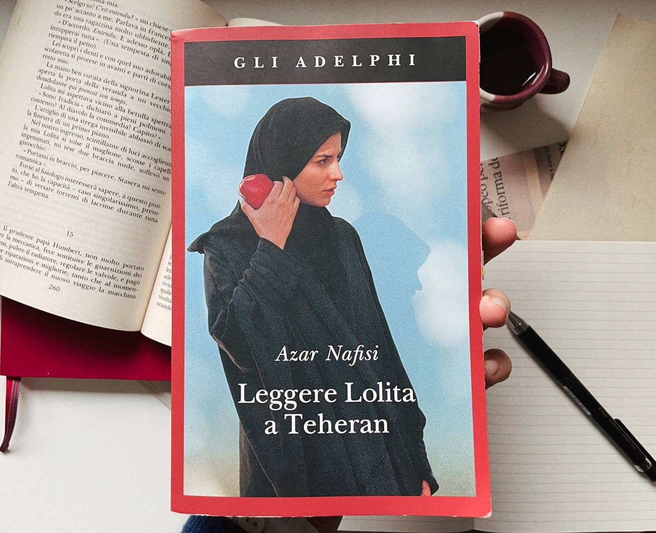 La copertina di Leggere Lolita a Teheran, di Azar Nafisi, pubblicato da Adelphi con traduzione di Roberto Serrai. In copertina, l’attrice Leyla Hatami ritratta da Abbas. ©Abbas/Magnum/Contrasto