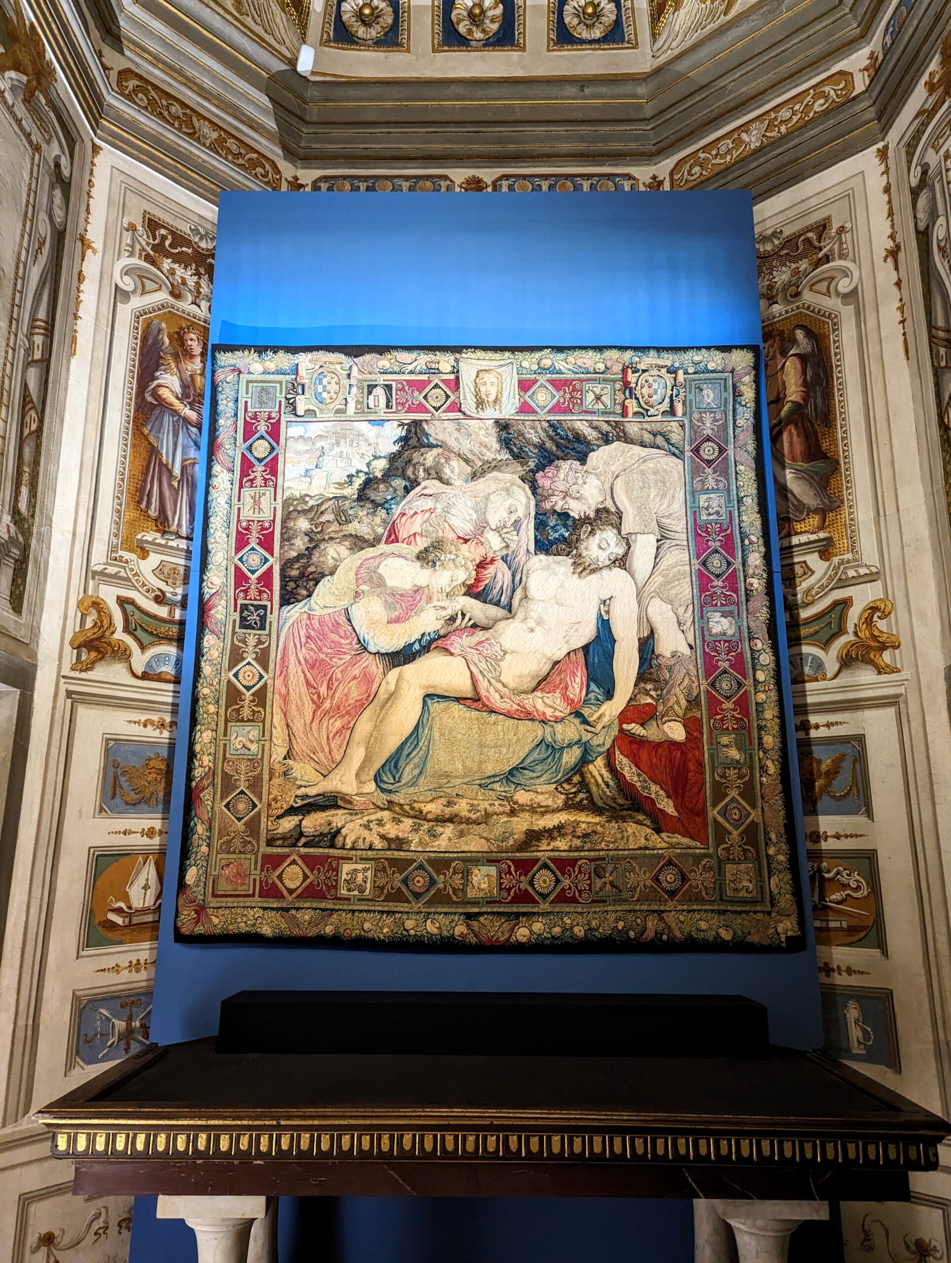 Arazzo della bottega di Nicolas Karcher, tessuto da un cartone di Francesco Salviati, Compianto sul Cristo morto degli Uffizi (probabilmente utilizzato da Eleonora nella sua cappella in Palazzo Vecchio nel decennio in cui mancava una pala d’altare dipinta dal Bronzino)