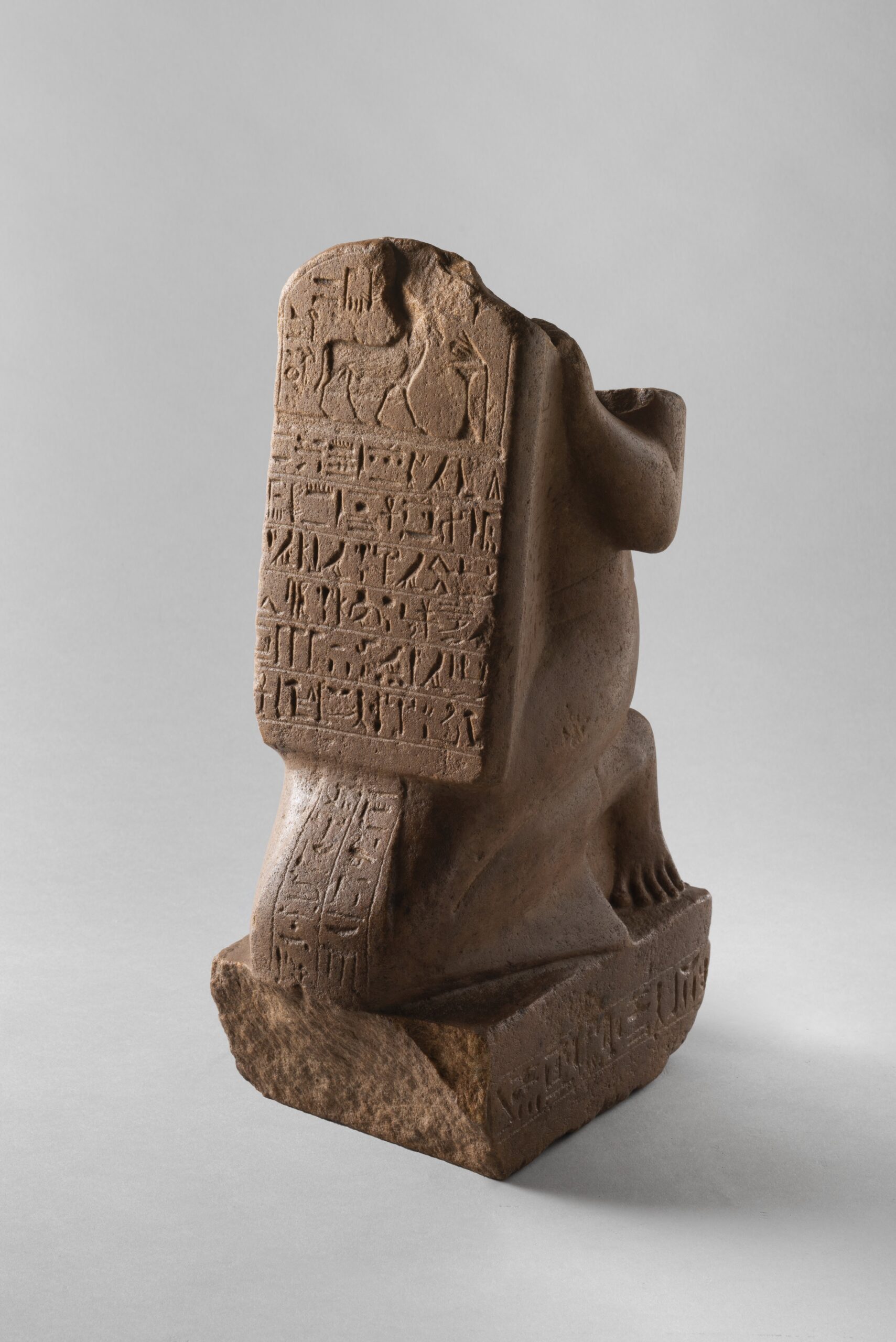 Baciare la terra per il signore degli dèi: la statua stelofora di Neferhebef