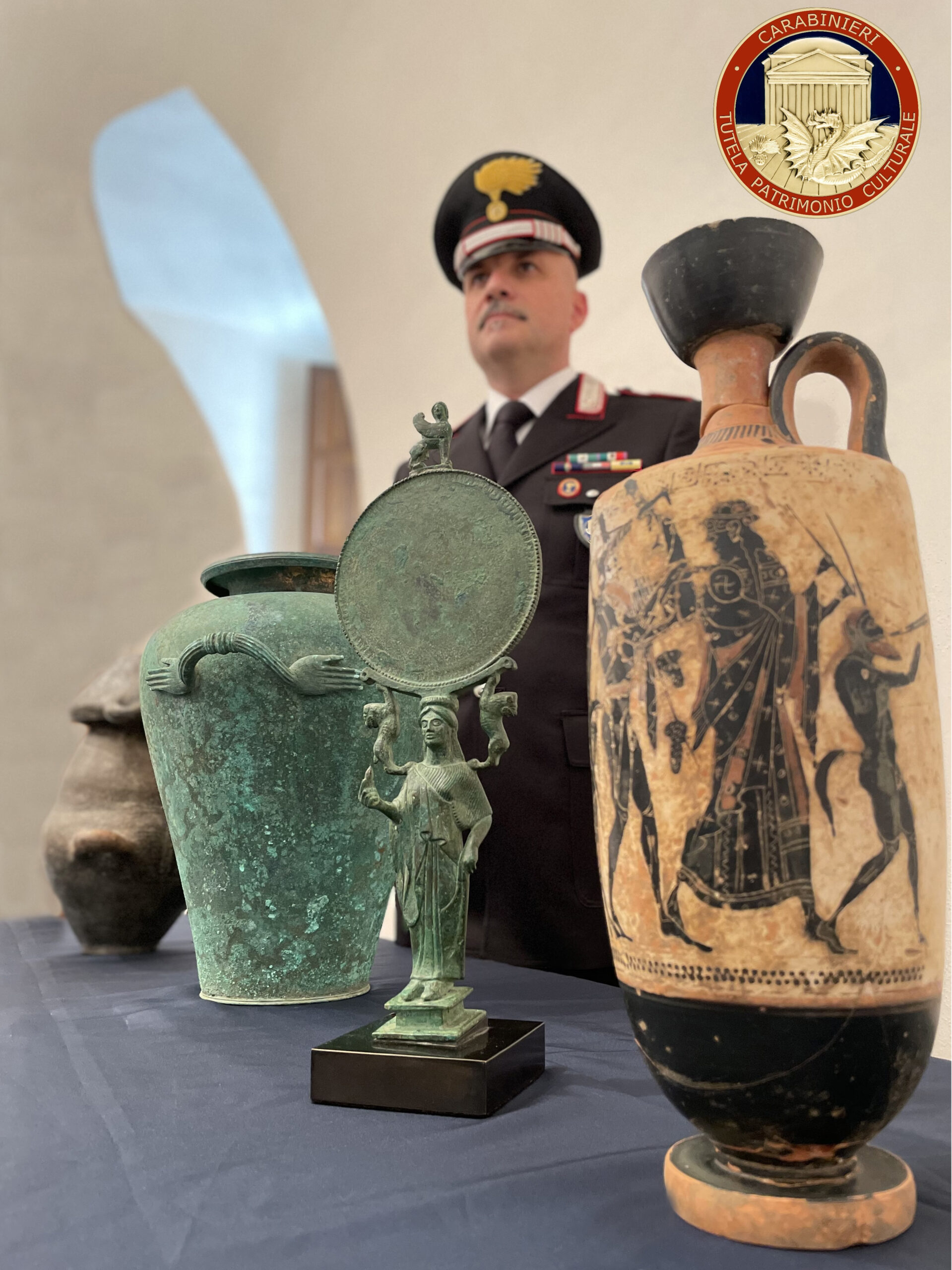 Carabinieri TPC reperti archeologici Italia Perù Ecuador In divisa