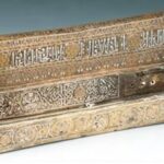 MAO Torino mostra Metalli sovrani Portapenne (qalamdan), Iraq (Mosul), XIII secolo, Lamina di ottone, battuta, incisa e incrostata d’argento e oro, Foto © Valerio Ricciardi.ì