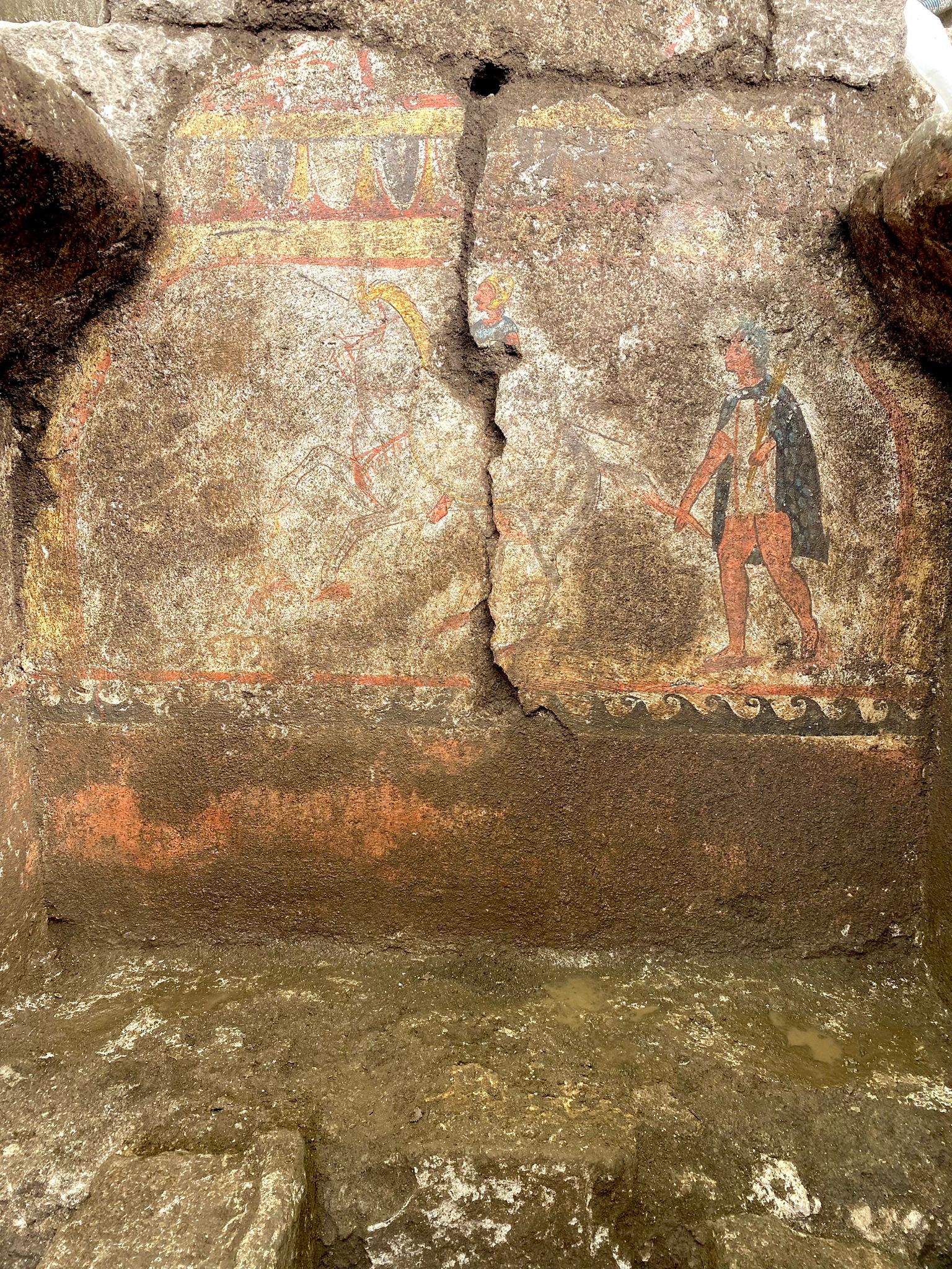 La T. 10043 a camera dipinta dalla necropoli di Pontecagnano