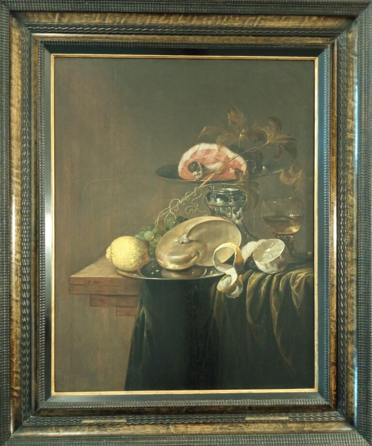 Il dipinto di Jasper Geerards, Natura morta con nautilus, limoni, prosciutto e calice