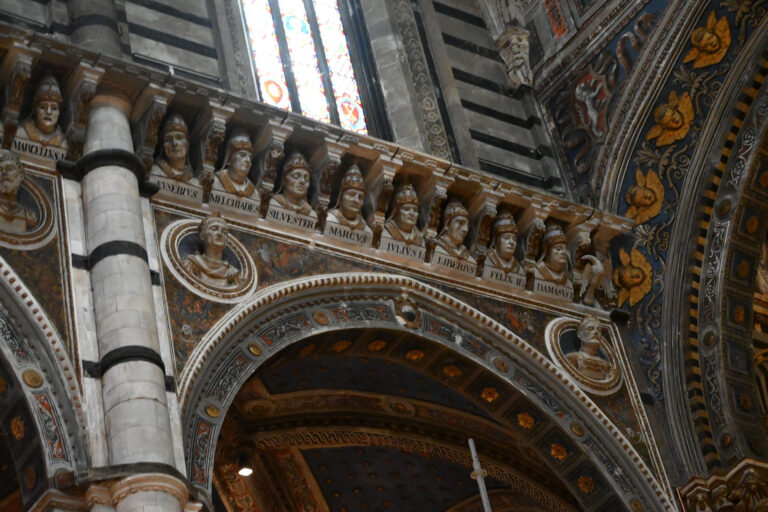 Intervento urgente di restauro del Cornicione dei Papi del Duomo di Siena