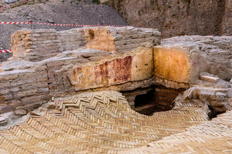 Teatro di Nerone: parete della cavea affrescata