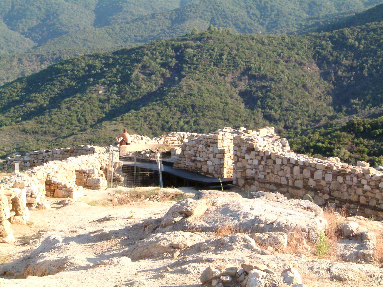 Le mura dell'antica Stagira