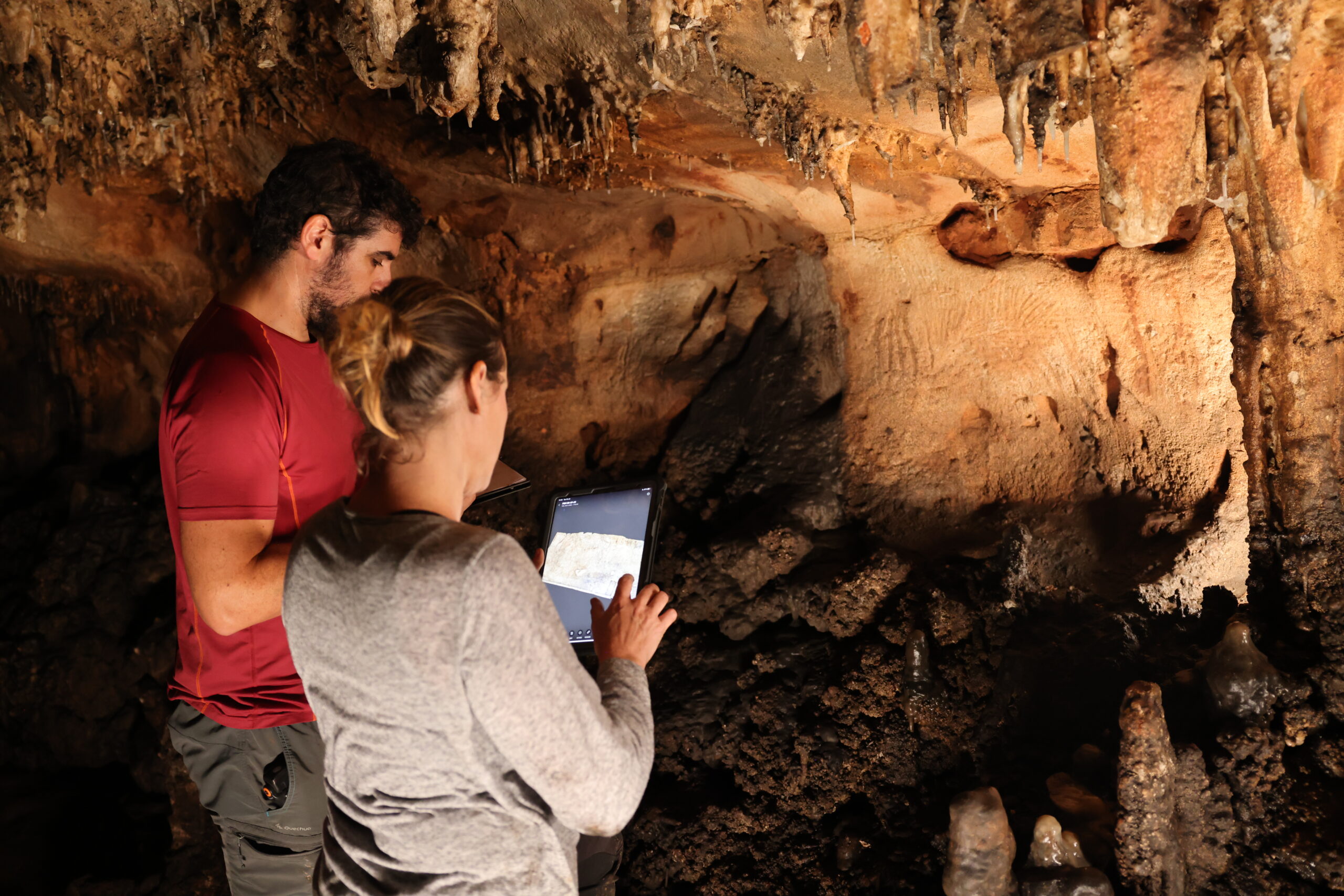 Dr. Martorell and Dr. Barciela examining a 3D scan of a decorated panel. © A. Ruiz-Redondo, V. Barciela, X. Martorell