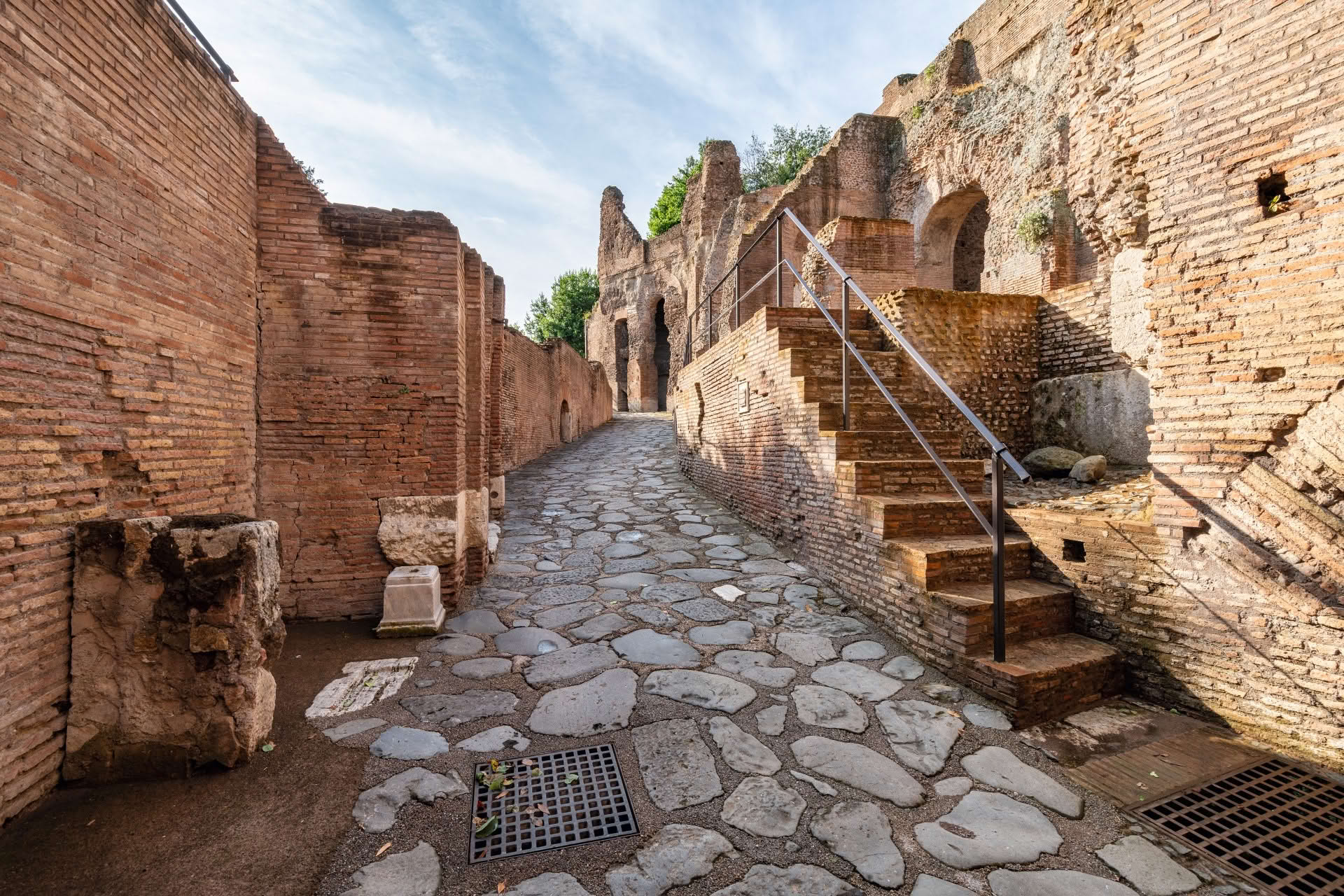 Il cosiddetto Clivo della Vittoria visto dagli archi della via Tecta.