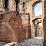 Domus Tiberiana: parte terminale della via Tecta/Clivo della Vittoria vista da est.