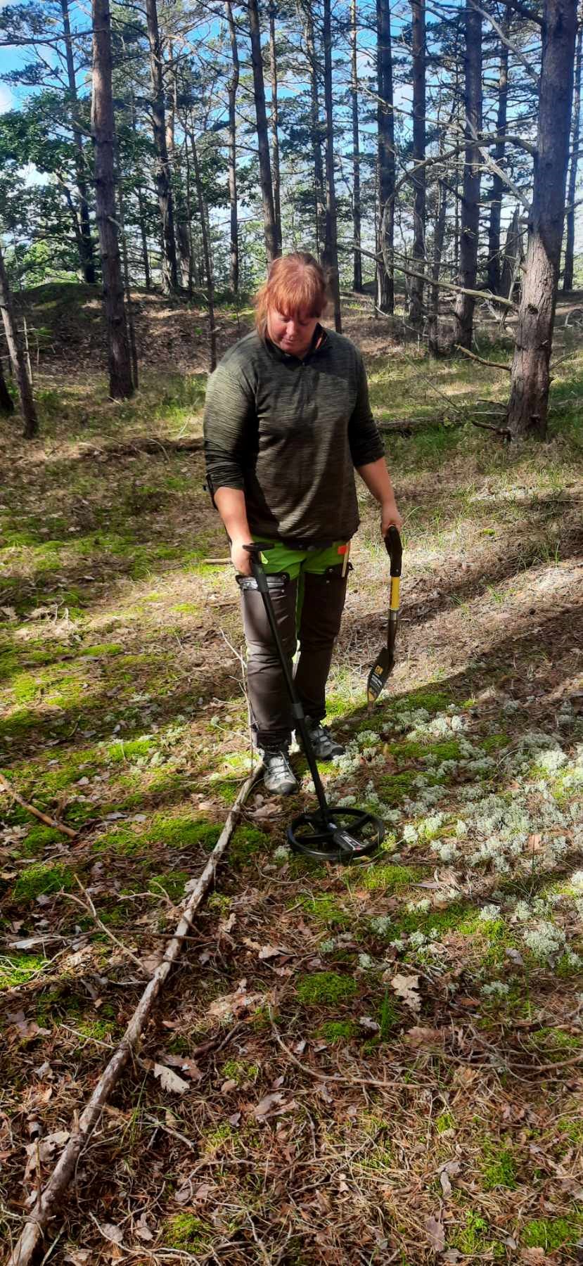 Veronica Palm, doctoral student, with a metal detector. Photo: Johan Rönnby