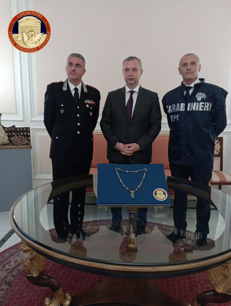 Carabinieri collana Ucraina vetro ambra