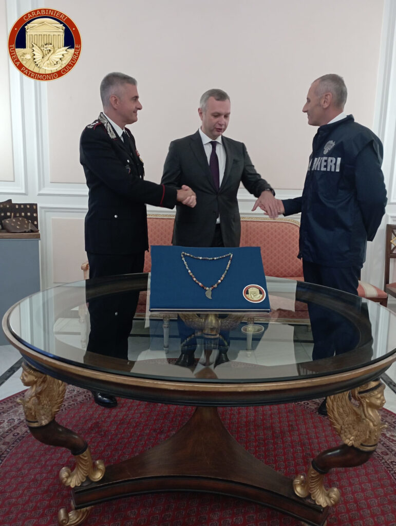 Carabinieri collana Ucraina vetro ambra