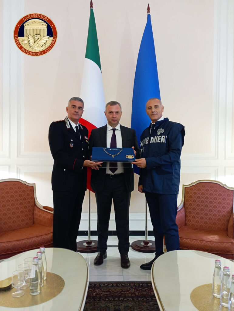 Carabinieri collana Ucraina vetro ambra