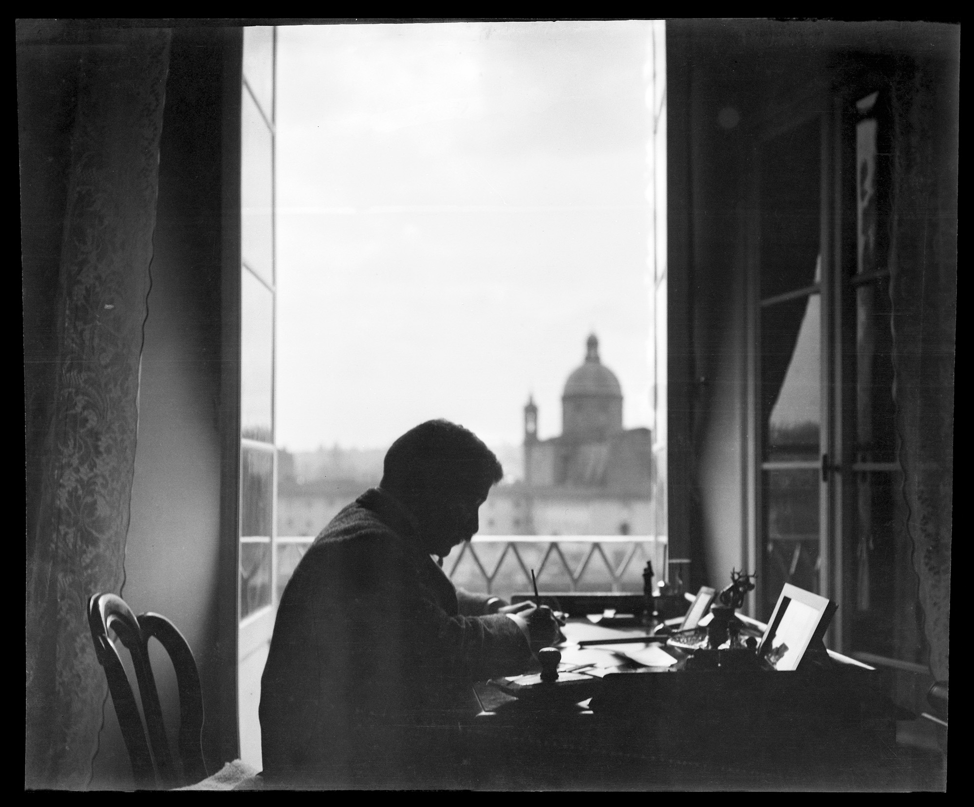 1. Fotografo non identificato Aby Warburg nella sua camera d’albergo all’Hotel d’Italie a Firenze 1906 Londra, The Warburg Institute Archive
