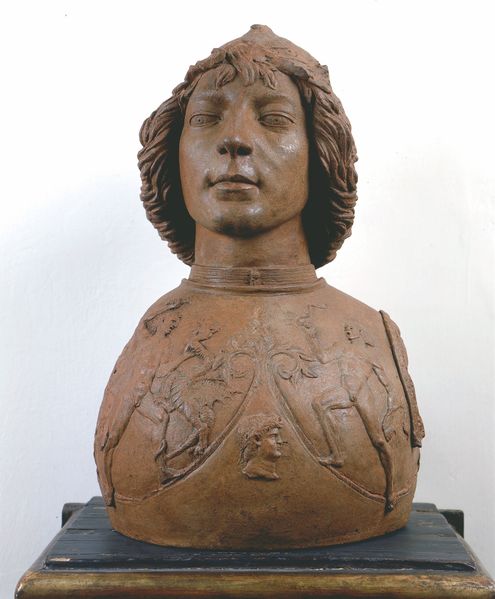 Antonio di Jacopo d’Antonio Benci, detto Antonio del Pollaiolo Giovane guerriero (Lorenzo di Dietisalvi Neroni?) 1459 ca. Terracotta, 50 × 29 × 22 cm Firenze, Museo Nazionale del Bargello, inv. Sculture n. 551 (già inv. Bargello Maioliche 1878 n. 166)