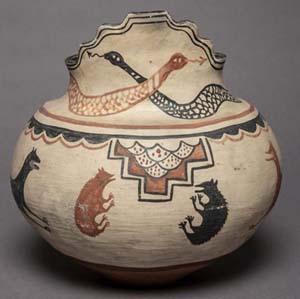 rtista ignota, probabilmente di San Ildefonso Pueblo (New Mexico) Vaso pseudocerimoniale con motivo a serpente e bordo a gradini 1890–1895 ca. Argilla dipinta in stile Sikyatki revival, diam. 31,2 × 31 cm Amburgo, Museum am Rothenbaum, Kulturen und Künste der Welt (MARKK), coll. Aby Warburg, inv. B 6098