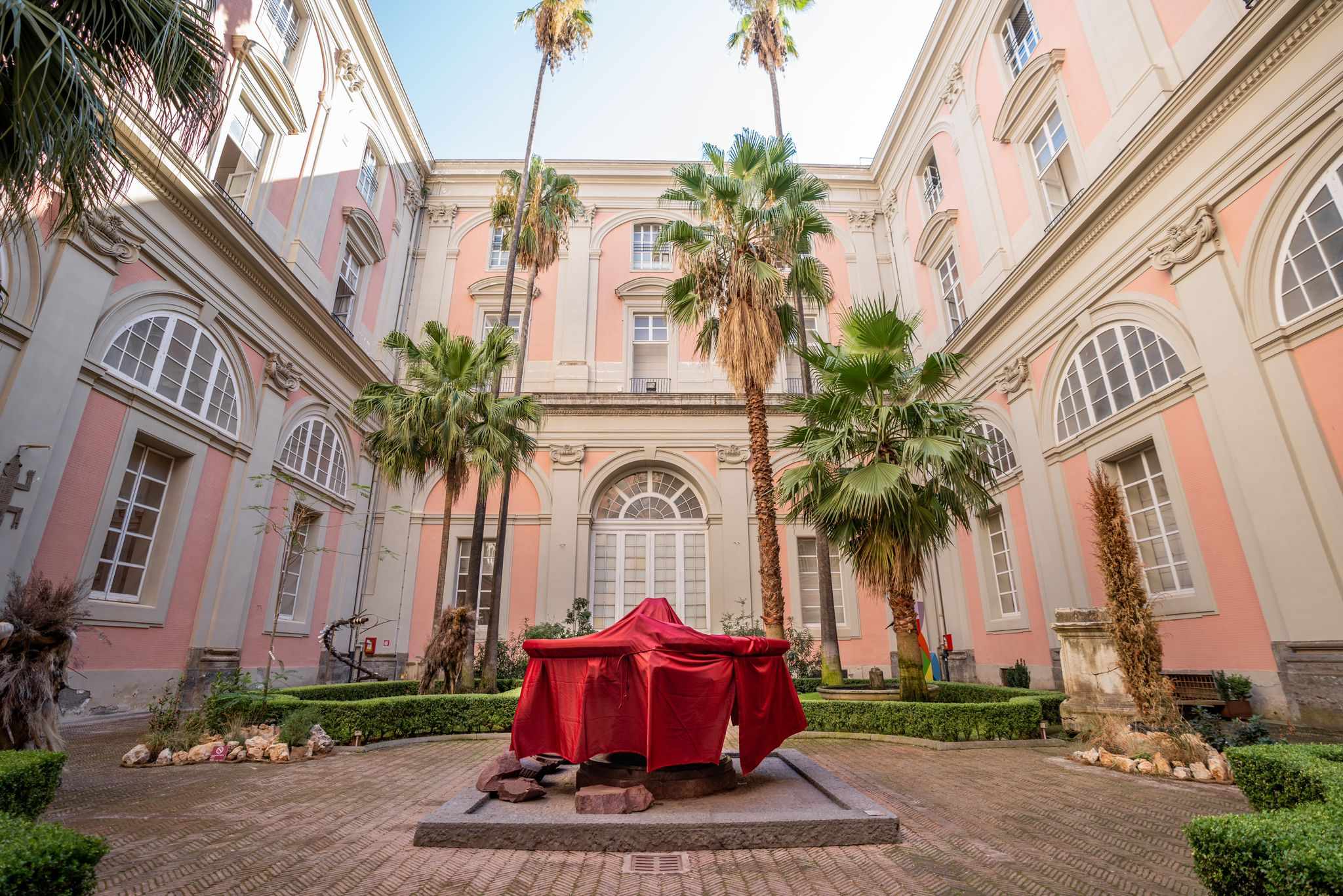 Concluso il restauro della fontana in porfido rosso del Giardino delle Fontane del MANN