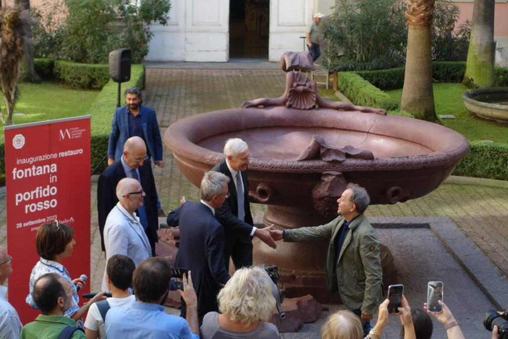 Concluso il restauro della fontana in porfido rosso del Giardino delle Fontane del MANN