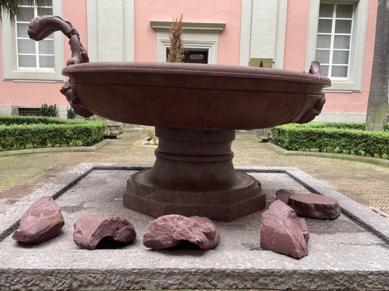 Concluso il restauro della fontana in porfido rosso del Giardino delle Fontane del MANN