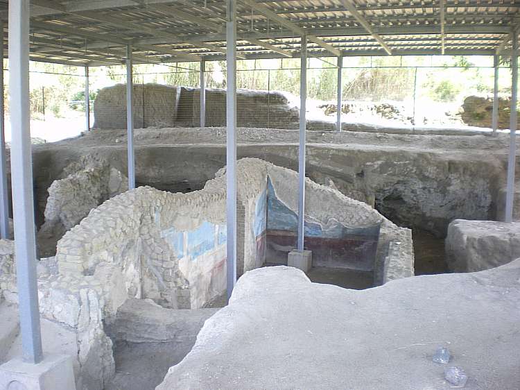 Intervento dei funzionari del Parco Archeologico di Ercolano per il cedimento di un affresco a Villa Sora