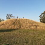 The Schneiderberg near Baalberge (Saxony-Anhalt, Germany) is a burial mound built in the Neolithic period which was enlarged several times. One extension took place around 2000 BCE and contained a strikingly richly furnished burial. It is one of a whole series of burials of this kind in the region around the Harz Mountains, dating from a period of unfavorable climatic conditions. The linking of data on demographic development with regional climate data and actual archaeological finds in the study provides new insights into the interconnectedness of climate fluctuations and social changes in Central Europe between 5500 and 3500 years ago.