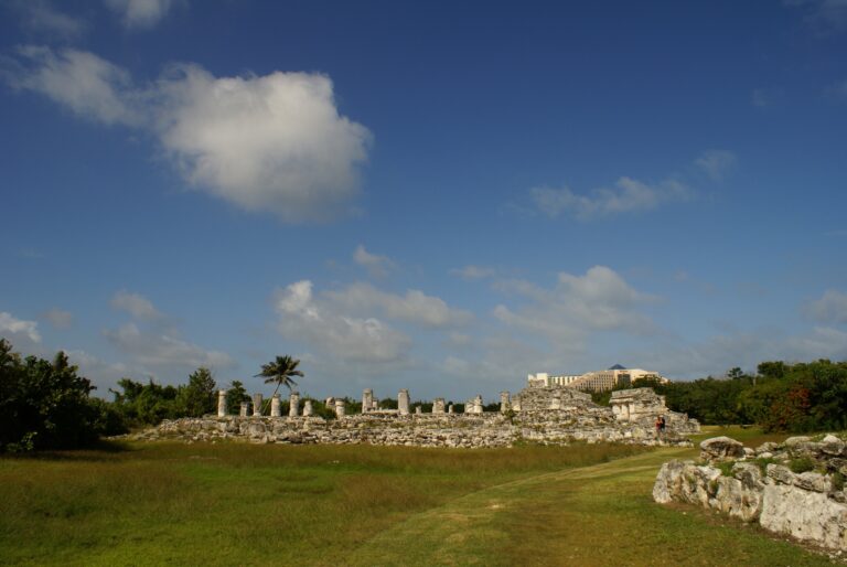 Cancun island El Rey Archaeological Structure type palace with columns. This kind of structure was common in the east coast of the peninsula of Yucatan during AD 1200-1520. Credits: Allan Ortega-Muñoz, CC0