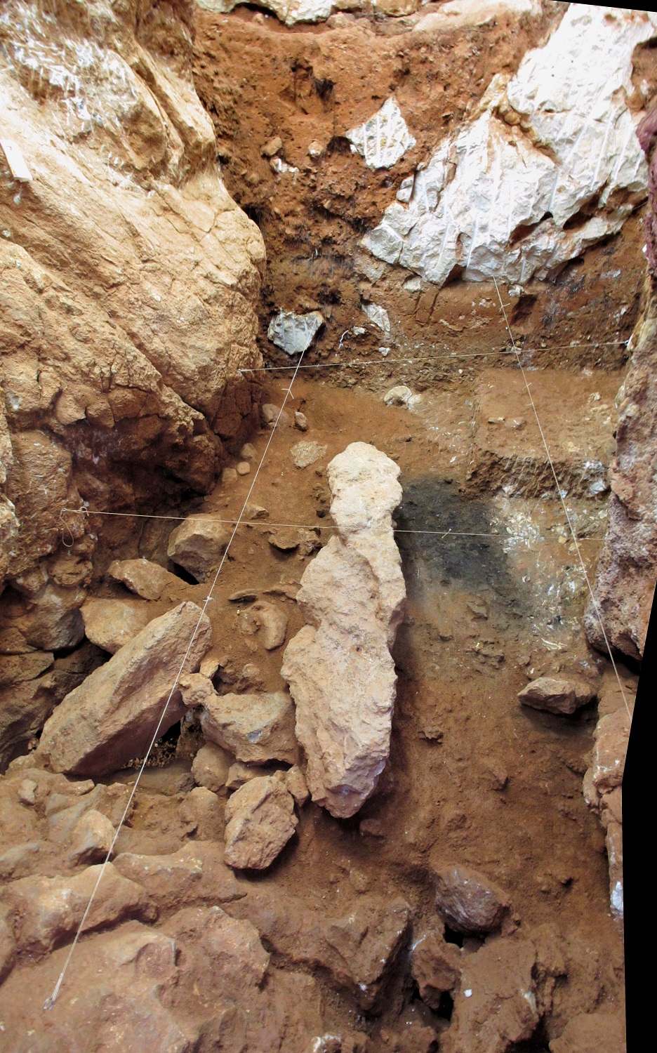 immagini degli scavi alla Gruta de Oliveira. Foto © João Zilhão 