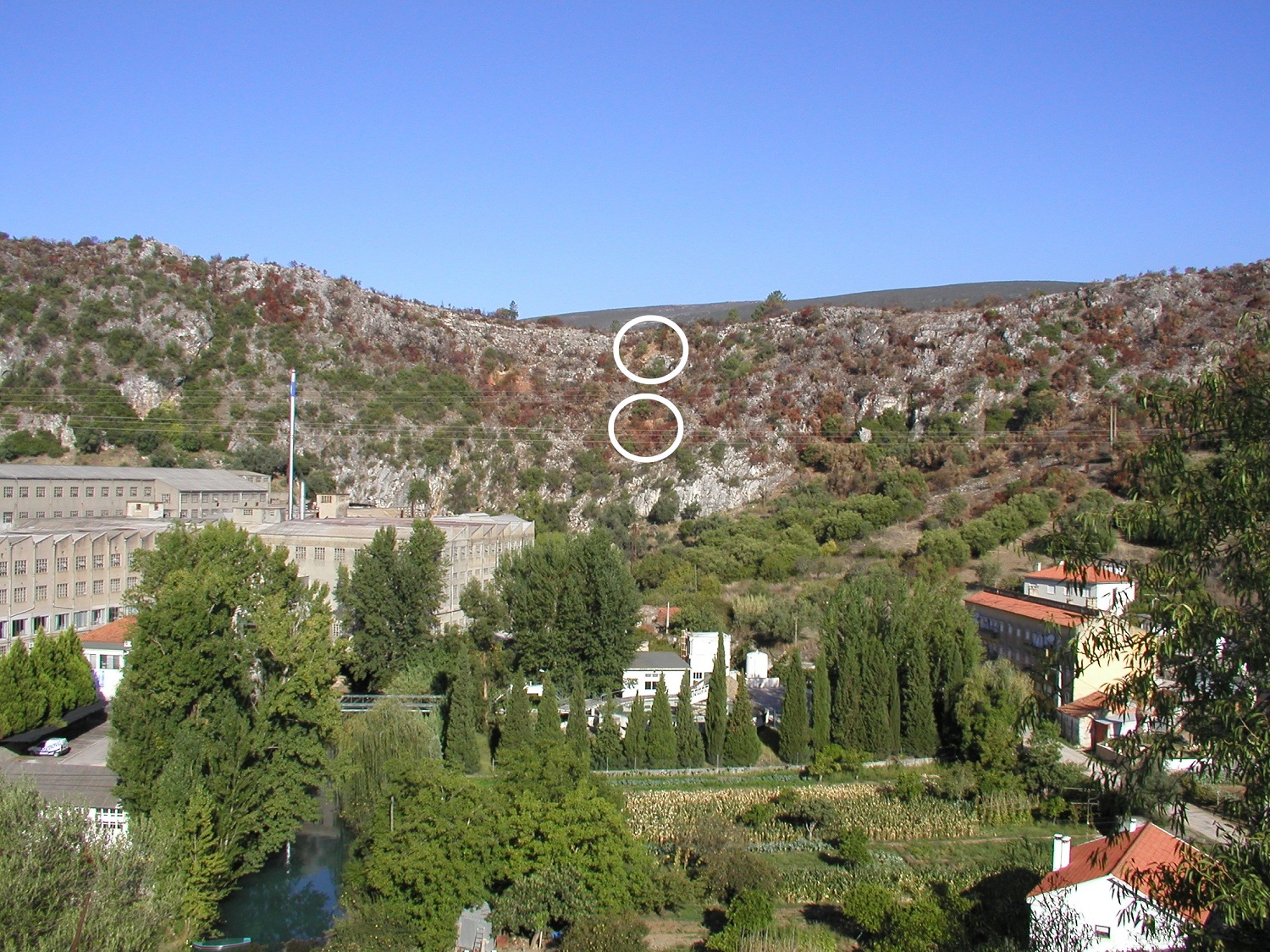 immagini degli scavi alla Gruta de Oliveira. Foto © João Zilhão 