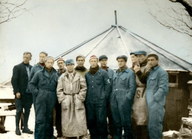 These teachers were among the hundreds who were arrested and shipped to northern Norway to work in labour camps. Their housing was made from a thin cardboard. Photo: Unknown photographer/Borderland Museum