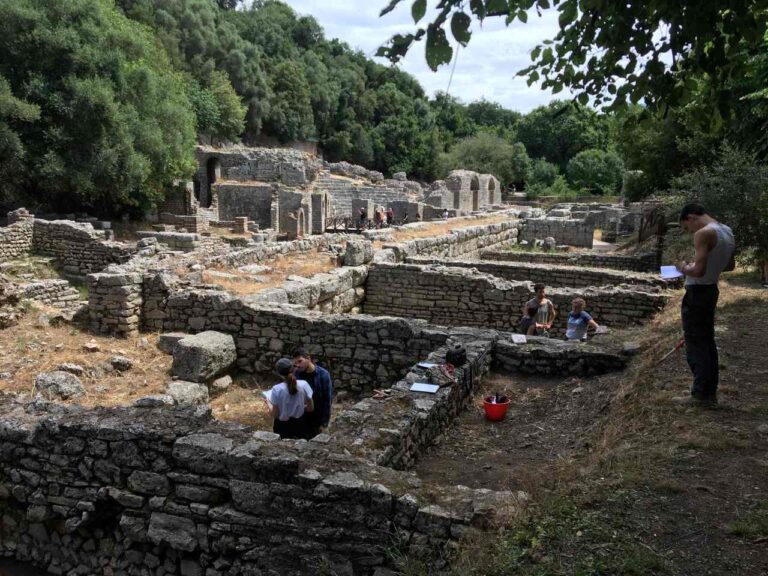 Butrinto: ponti sommersi e pavimenti mosaicati emergono dal sito albanese