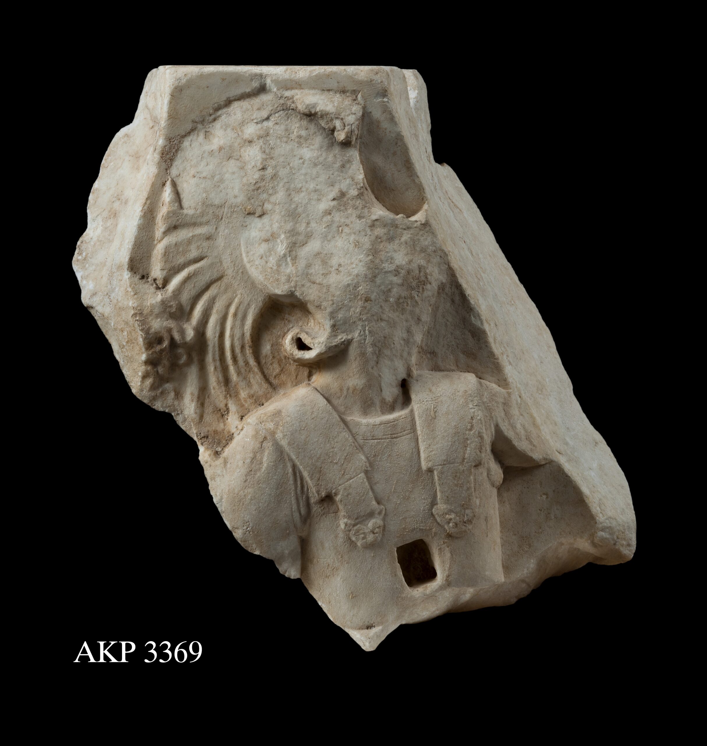 Frammento dal fregio nord del Partenone con oplita Da Atene, Acropoli Marmo pentelico 447-438 a.C. Atene, Museo dell’Acropoli, inv. Acr. 3369 Foto © Hellenic Ministry of Culture /Acropolis Museum