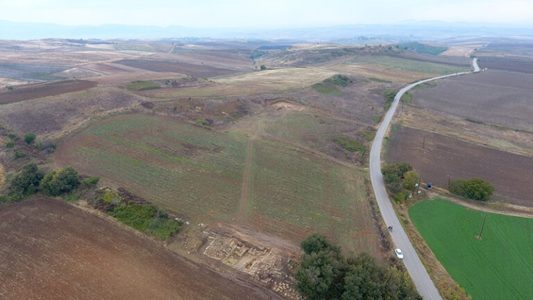 una panoramica del sito archeologico di Skotoussa, visto dal drone