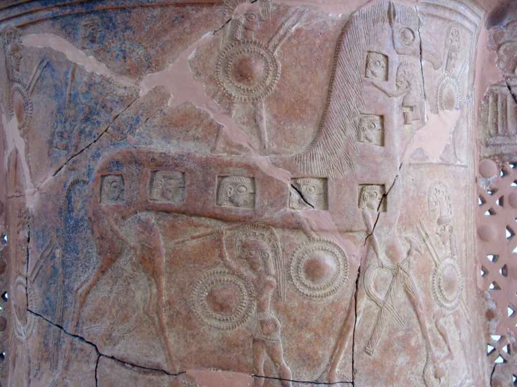 Il vaso di Mykonos, un pythos che mostra una delle più antiche raffigurazioni del cavallo di Troia. Dal Museo Archeologico di Mykonos, Inv. 2240. Foto Flickr di Paul (Travelling Runes), 