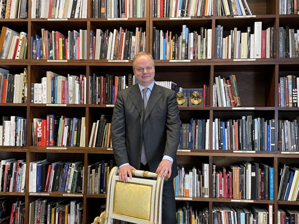 Eike Schmidt in ufficio a Palazzo Pitti 