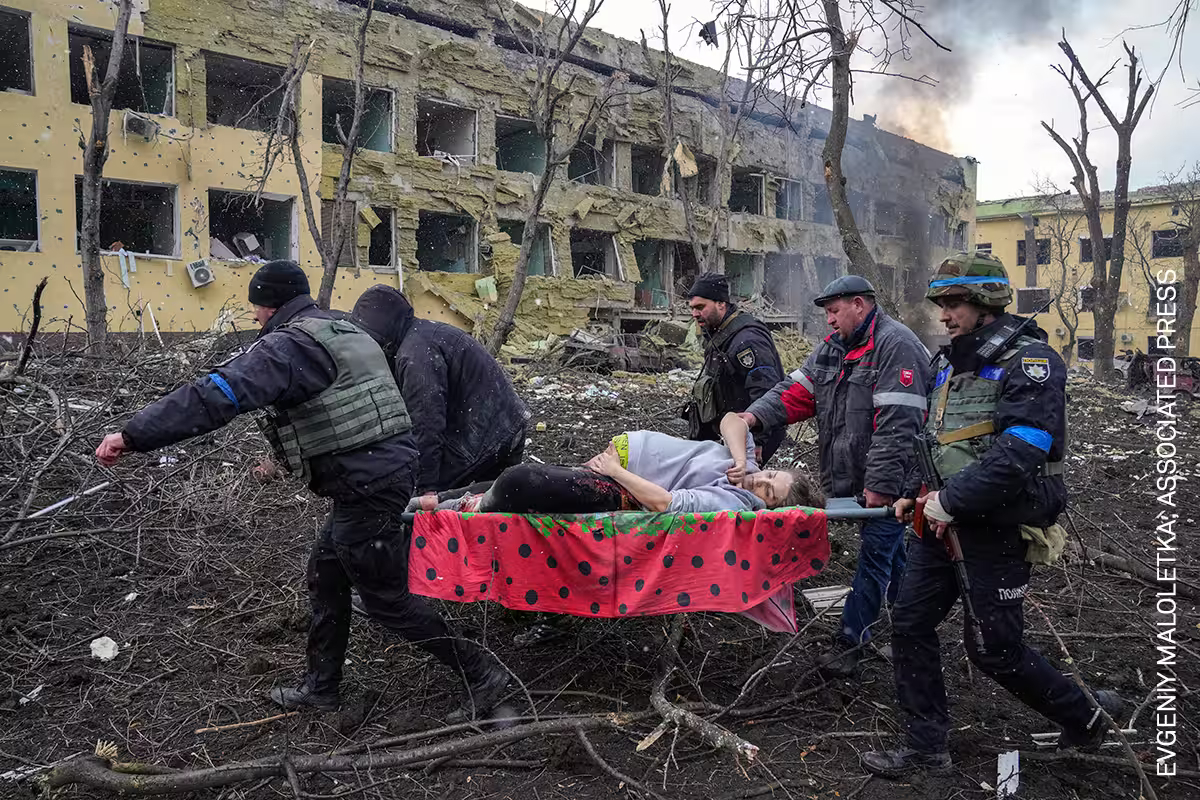World Press Photo edizione 2023 Bari La foto vincitrice; l'attacco aereo al Mariupol Maternity Hospital di Evgeniy Maloletka, Associated Press