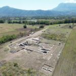View of the Interamna Lirenas excavation from above and from the North. Photograph taken in September 2023. The remains of the theatre can be seen in the centre, with the remains of the basilica behind it.