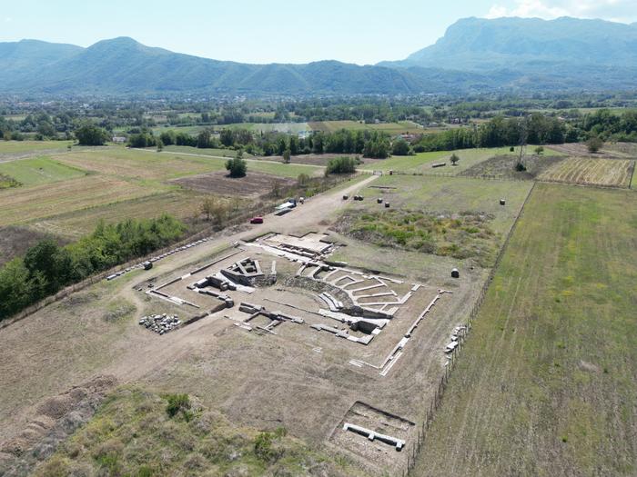 View of the Interamna Lirenas excavation from above and from the North. Photograph taken in September 2023. The remains of the theatre can be seen in the centre, with the remains of the basilica behind it.