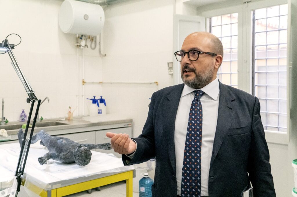 Il Ministro Sangiuliano in visita al laboratorio di restauro dei bronzi di San Casciano (8 novembre 2022)