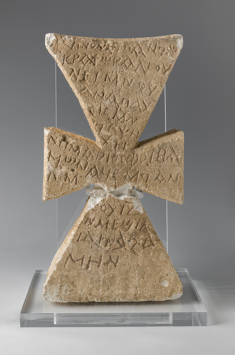 Museo Egizio di Torino Galleria della Scrittura Lapide a forma di croce con iscrizione funeraria copta. Epoca bizantina-epoca islamica (601-900 d.C.)