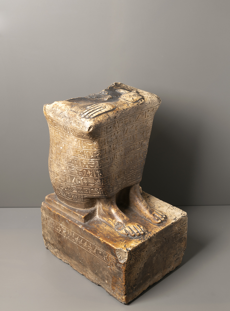 Statua cubo del “padre divino” (titolo sacerdotale) Djedkhonsuiuefankh. Terzo Periodo Intermedio (1076-723 a.C.)