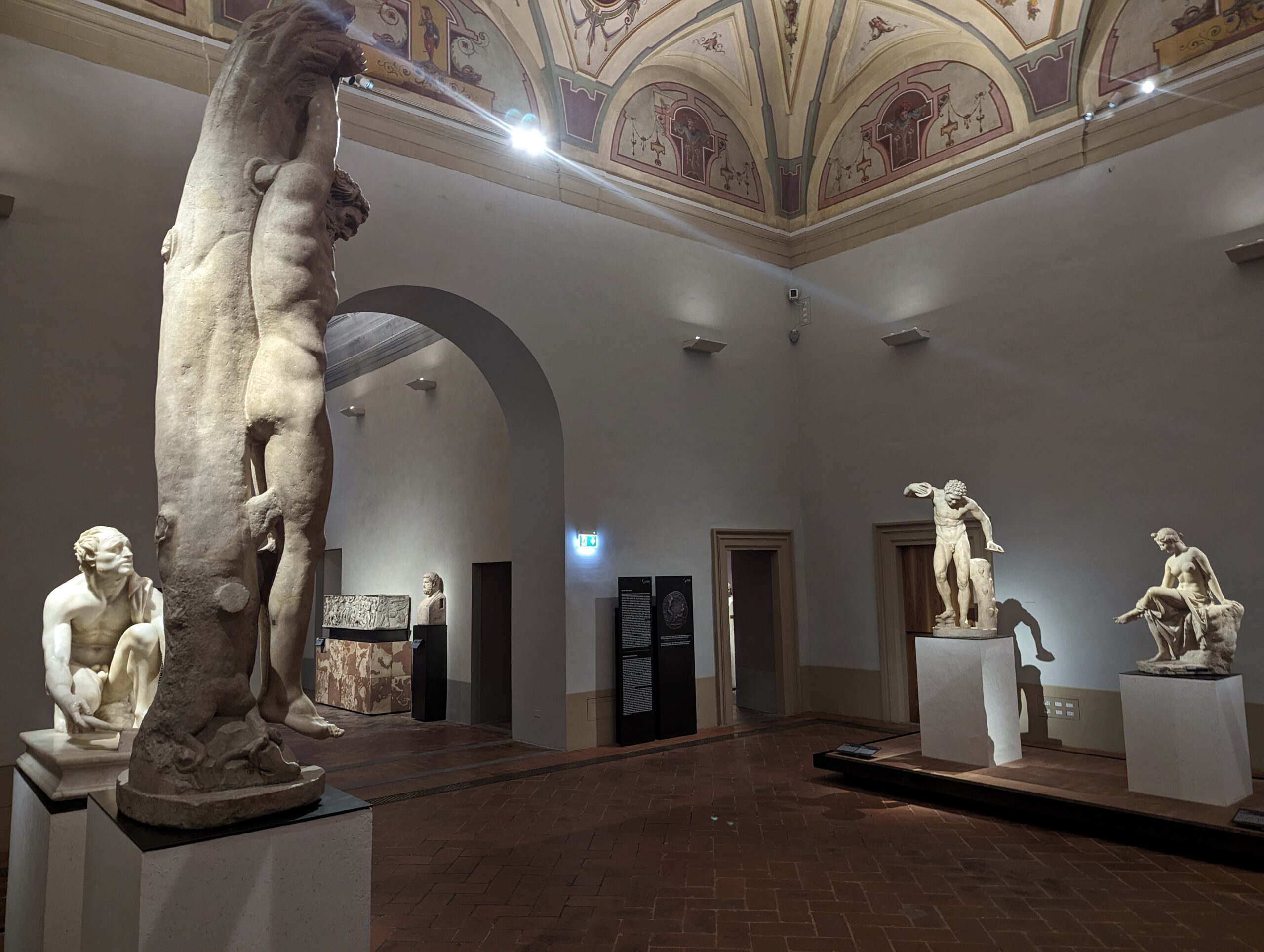 mostra Divina Simulacra. Capolavori di scultura classica della Galleria Sala con i due gruppi dell'invito alla danza e del supplizio di Marsia