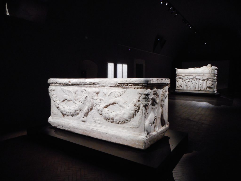 sarcofagi di Atella e Rapolla allestimento 