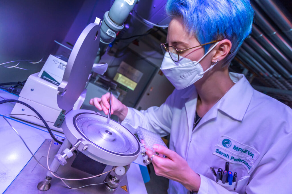 After chemical preparation and purification, very small samples from animal teeth are loaded into the magazine of an isotope ratio mass spectrometer to obtain oxygen stable isotope ratios, which yield information about past climates that animals lived in. © Max Planck Institute for Evolutionary Anthropology, License: CC-BY-ND