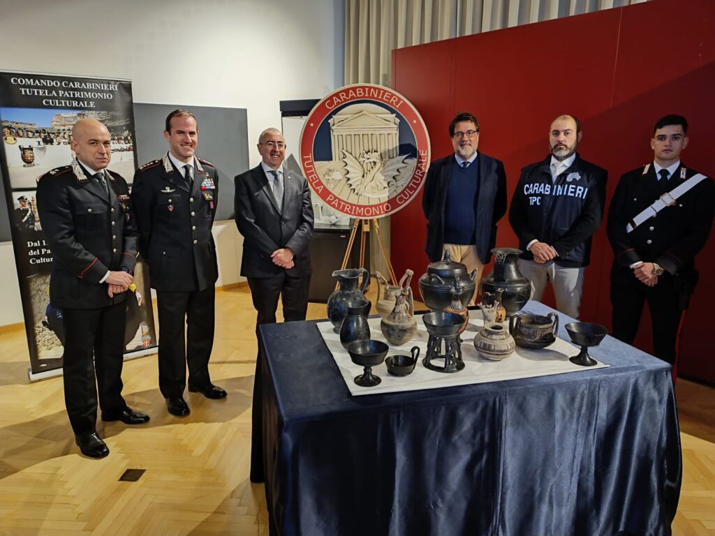 Carabinieri Adria quattordici ceramiche