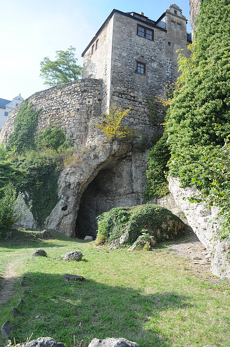 The cave site Ilsenhöhle beneath the castle of Ranis. © Tim Schüler TLDA, License: CC-BY-ND 4.0