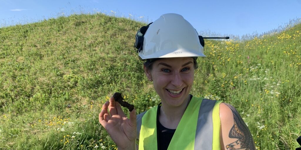 Field leader and chief engineer Hanne Bryn with one of the ship nails found at Herlaugshaugen. Photo: Geir Grønnesby, NTNU University Museum